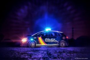 Coche de Policía Nacional con las luces encendidas